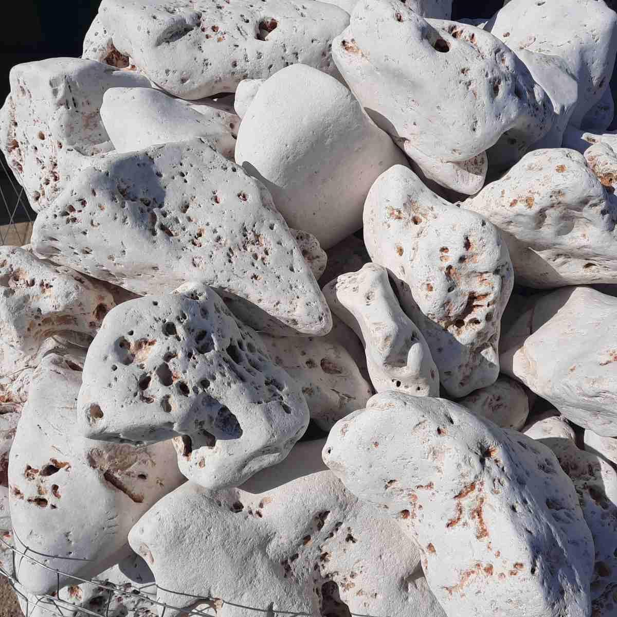 Roccia bucata ornamentale bianca 40/80